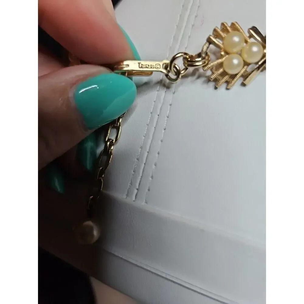 VINTAGE CROWN TRIFARI SIGNED FAUX PEARL BRUSHED AND GOLD TONE NECKLACE - Picture 10 of 13